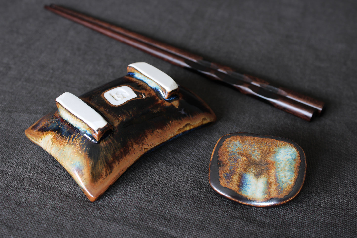 Sushi serving set with multi tone glaze bottom view