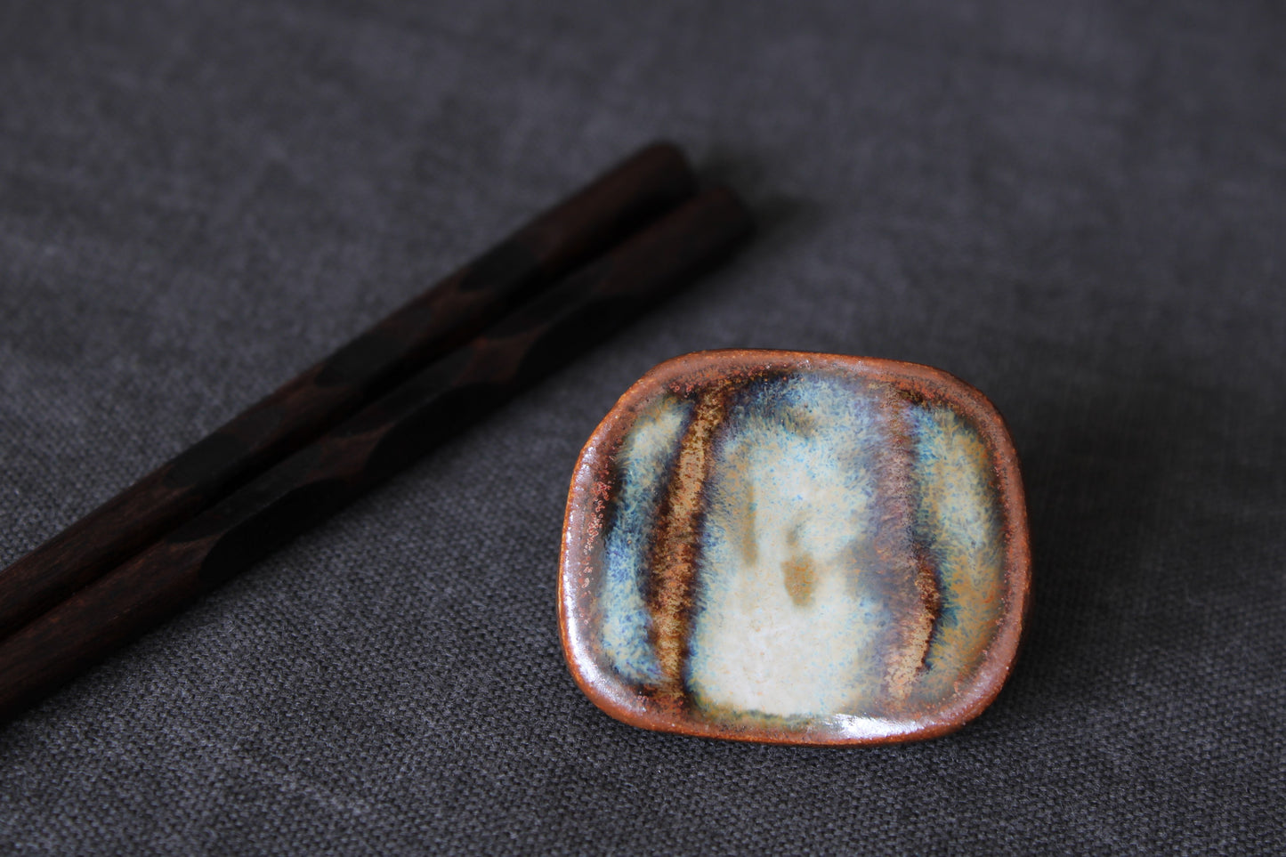 Sushi rest with multi tone glaze top view